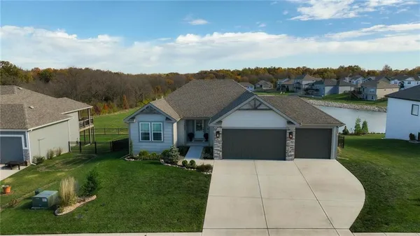 $525,000 | 11827 North Manning Avenue, Kansas City, MO 64157