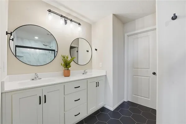 $525,000 | 11827 North Manning Avenue, Kansas City, MO 64157