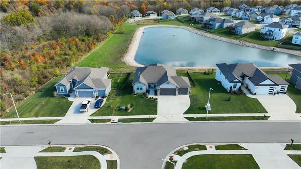 $525,000 | 11827 North Manning Avenue, Kansas City, MO 64157