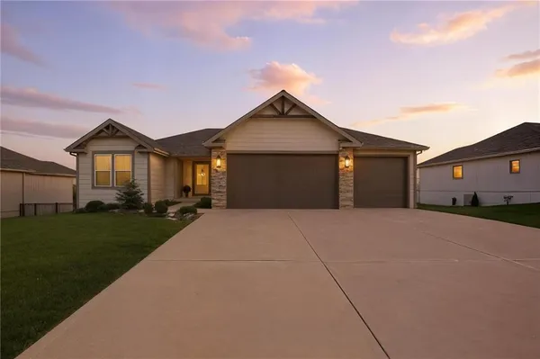 $525,000 | 11827 North Manning Avenue, Kansas City, MO 64157