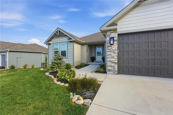 $525,000 | 11827 North Manning Avenue, Kansas City, MO 64157