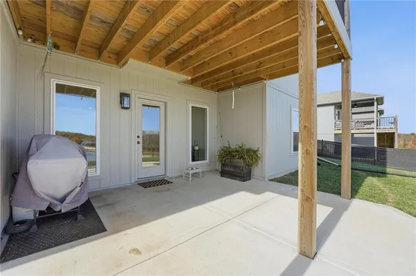 $525,000 | 11827 North Manning Avenue, Kansas City, MO 64157