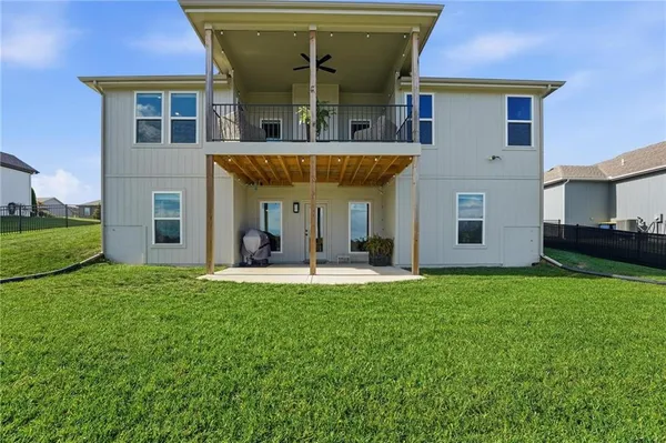 $525,000 | 11827 North Manning Avenue, Kansas City, MO 64157