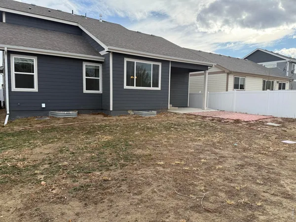 a view of front of house with a yard