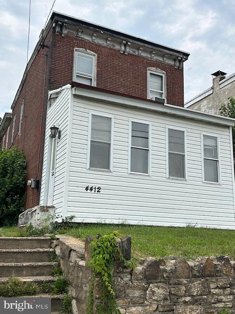 a view of a house with a yard