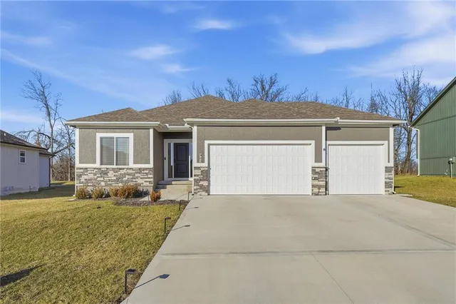 $480,000 | 902 Northwest Crestwood Drive, Grain Valley, MO 64029