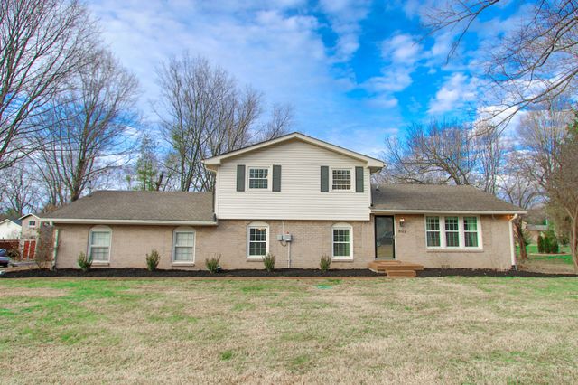 a view of a yard with a house