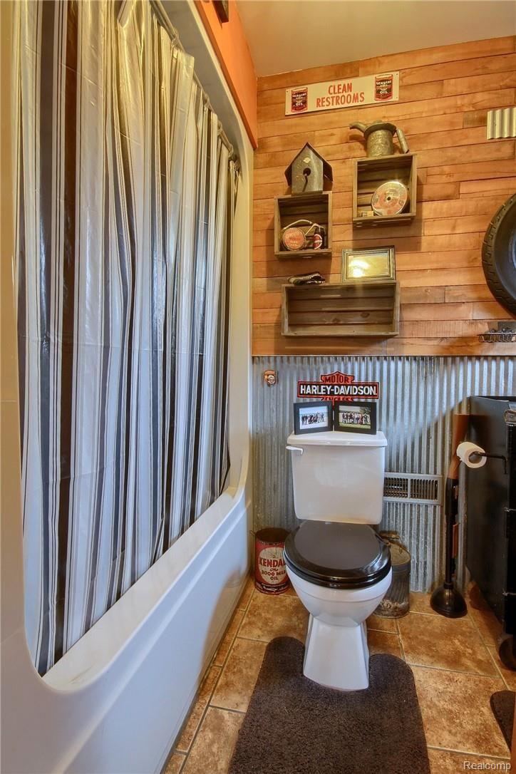 31201 West Road New Boston, MI 48164 - Photo 12 of 33 12-Bathroom.jpg