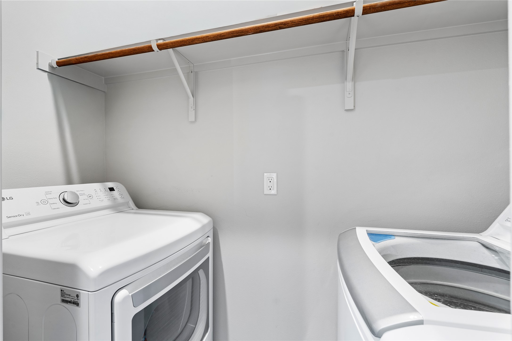 6813 Rocinante Lane Houston, TX 77092 - Photo 24 of 25 a utility room with dryer and washer