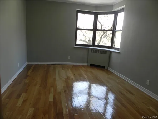 $2,735 | 12 Welwyn Road, Unit 2P, Great Neck, NY 11021