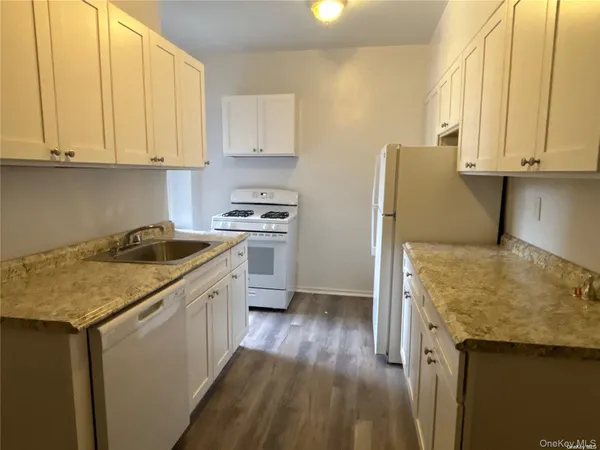 $2,735 | 12 Welwyn Road, Unit 2P, Great Neck, NY 11021