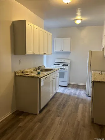 $2,735 | 12 Welwyn Road, Unit 2P, Great Neck, NY 11021