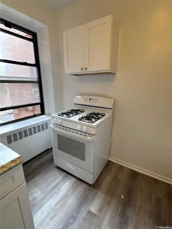 $2,735 | 12 Welwyn Road, Unit 2P, Great Neck, NY 11021