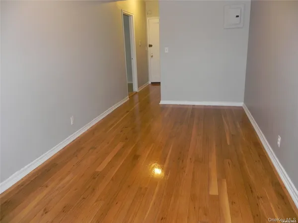 $2,735 | 12 Welwyn Road, Unit 2P, Great Neck, NY 11021
