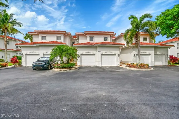 $425,000 | 4700 Yacht Harbor Drive, Unit 612, Naples, FL 34112