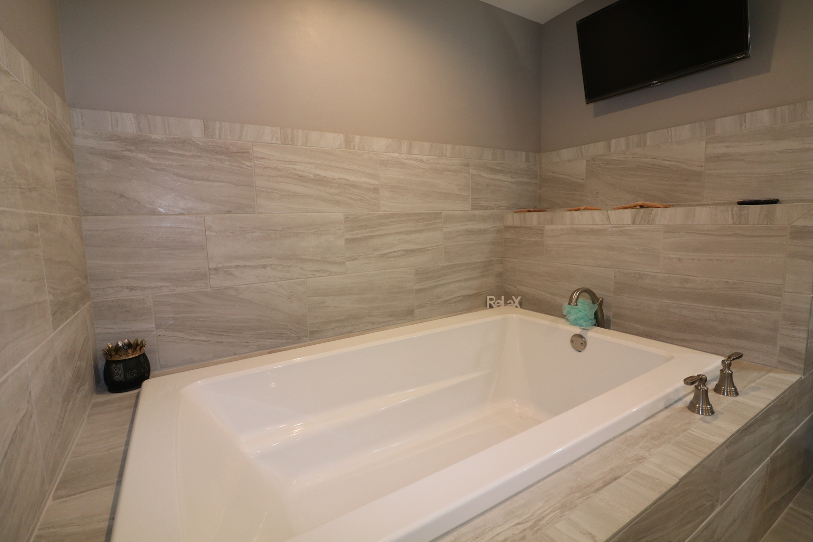 10865 Lake Road Dewitt, IL 61735 - Photo 21 of 35 a bathroom with a bathtub
