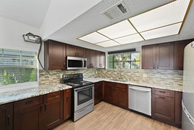 $270,000 | 7715 Candle Green Lane, Houston, TX 77071