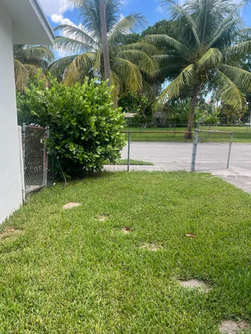 $2,900 | 2016 Dock Street, West Palm Beach, FL 33401