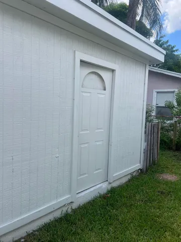 $2,900 | 2016 Dock Street, West Palm Beach, FL 33401