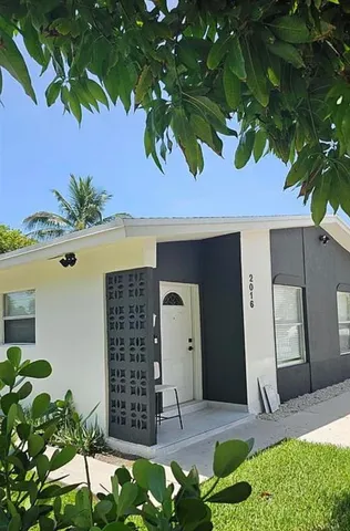 $2,900 | 2016 Dock Street, West Palm Beach, FL 33401