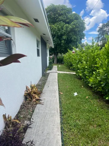 $2,900 | 2016 Dock Street, West Palm Beach, FL 33401