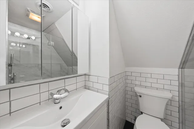 $1,300 | 2026 East Kenilworth Place, Unit 3, Milwaukee, WI 53202