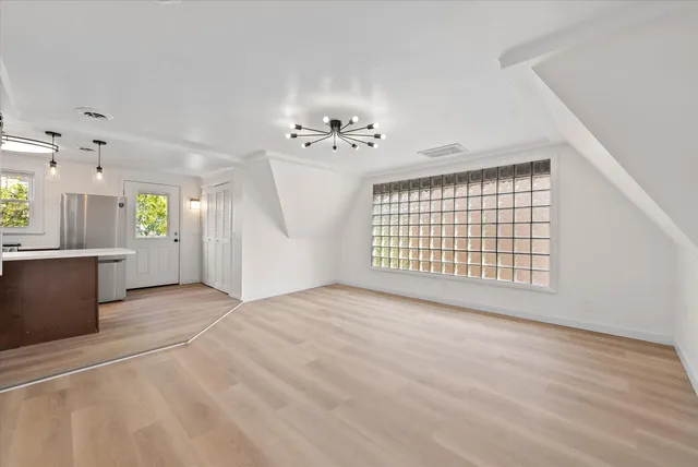 $1,300 | 2026 East Kenilworth Place, Unit 3, Milwaukee, WI 53202