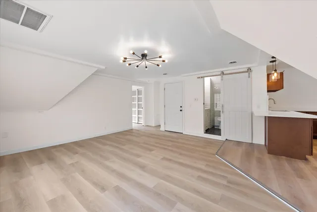 $1,300 | 2026 East Kenilworth Place, Unit 3, Milwaukee, WI 53202