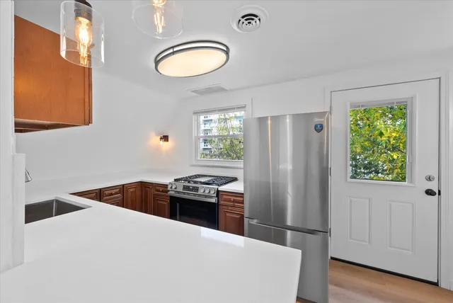 $1,300 | 2026 East Kenilworth Place, Unit 3, Milwaukee, WI 53202