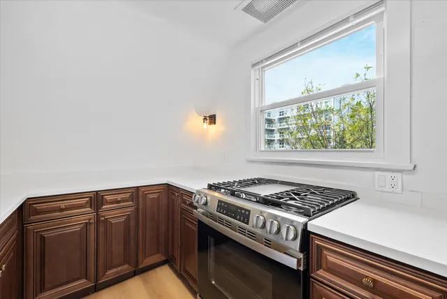 $1,300 | 2026 East Kenilworth Place, Unit 3, Milwaukee, WI 53202