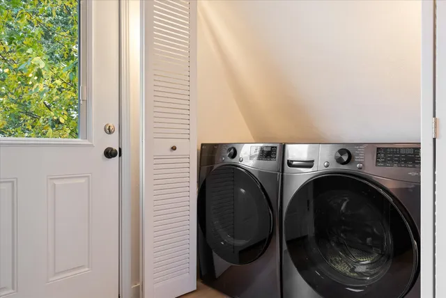 $1,300 | 2026 East Kenilworth Place, Unit 3, Milwaukee, WI 53202