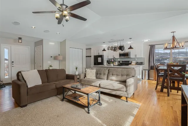 $825,000 | 158 Oak Ridge Circle, Oak Creek, CO 80467