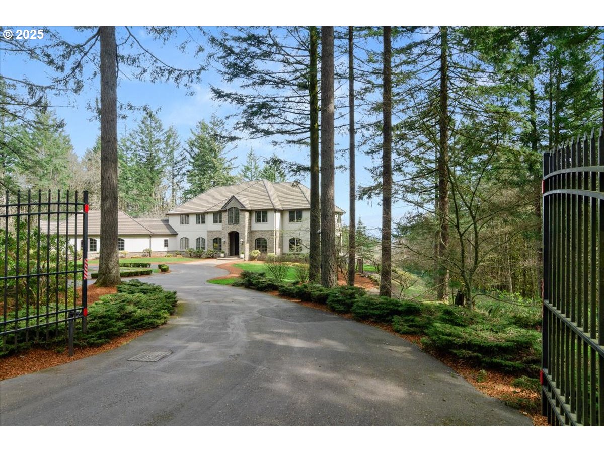 a view of a house with backyard and garden