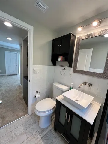 en empty room with windows and ceiling fan