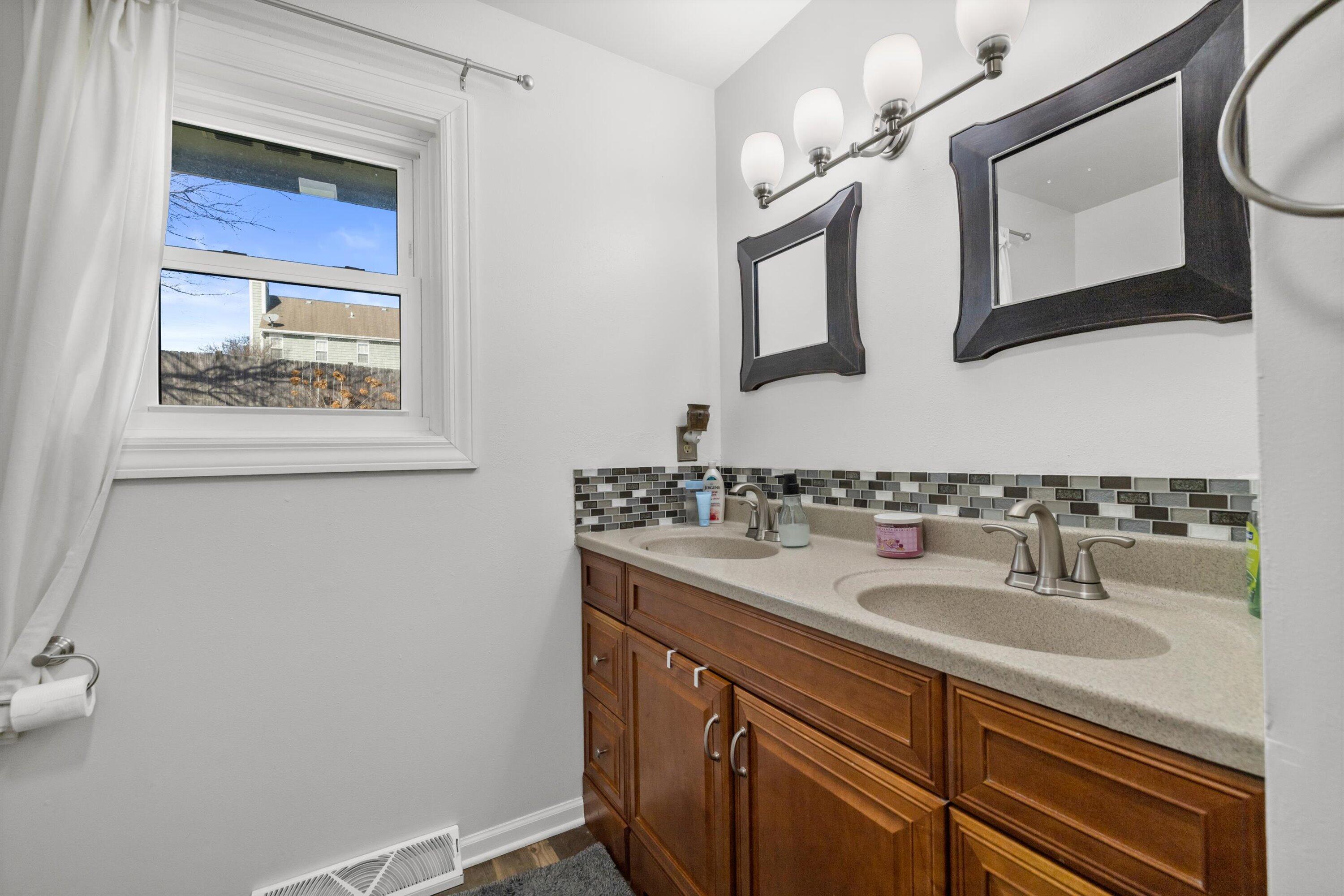 3318 14th Place Kenosha, WI 53144 - Photo 15 of 51 33-IMG_6778