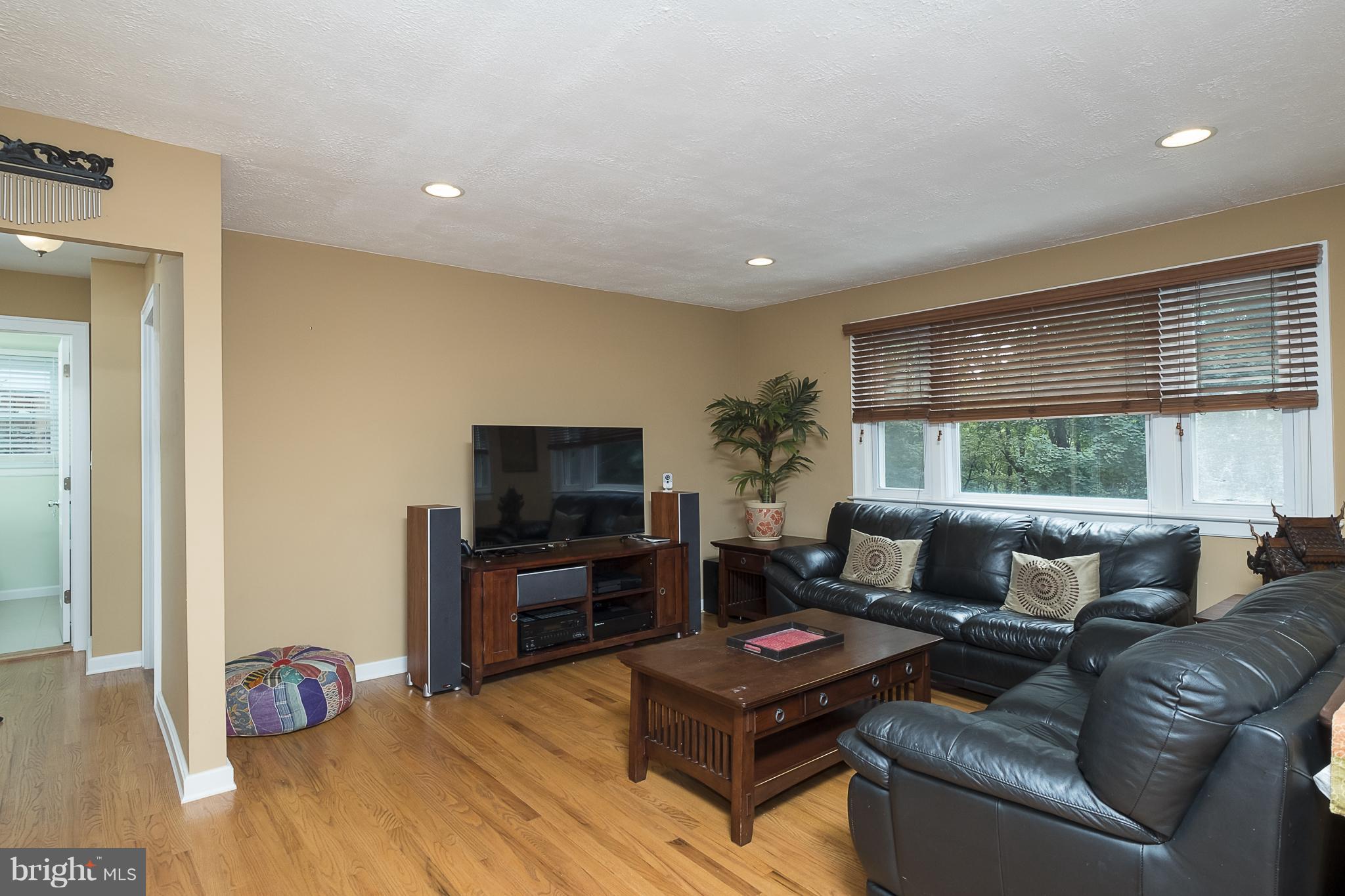 110 Woodwind Road Baltimore, MD 21228 - Photo 2 of 30 Living Room