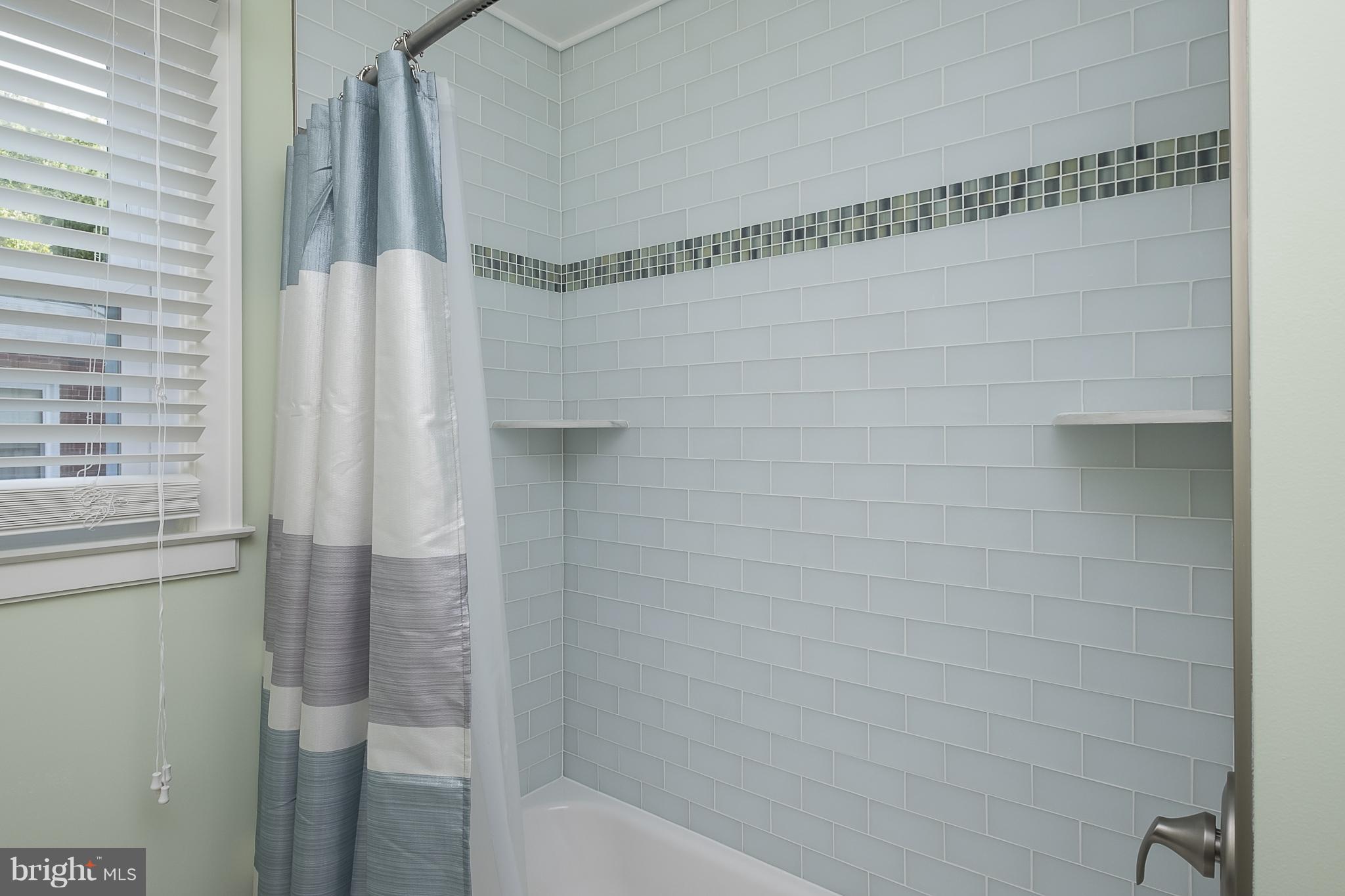 110 Woodwind Road Baltimore, MD 21228 - Photo 16 of 30 Bathroom tub