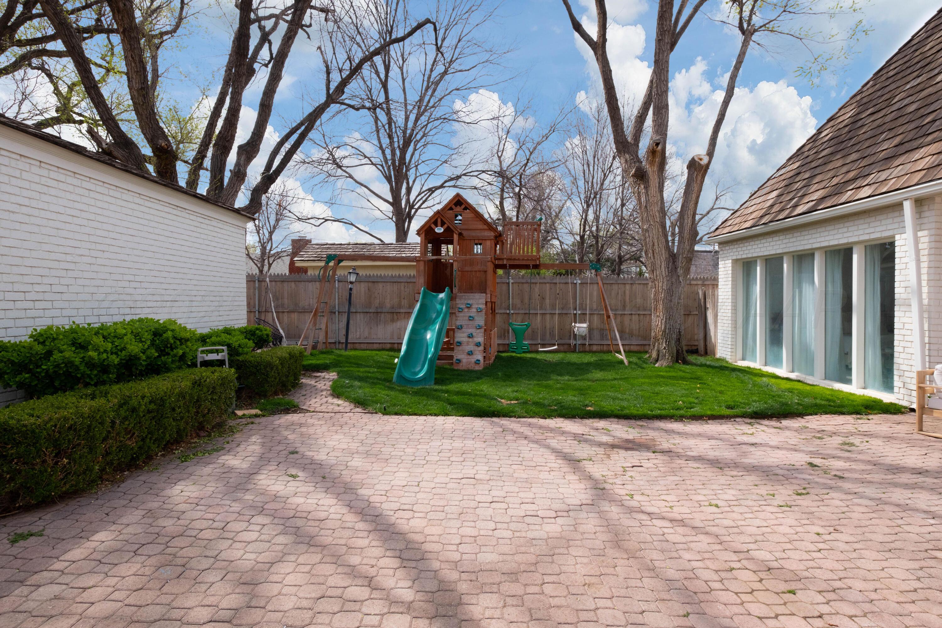 3207 Parker Street Amarillo, TX 79109 - Photo 73 of 73 a front view of a house with garden and trees