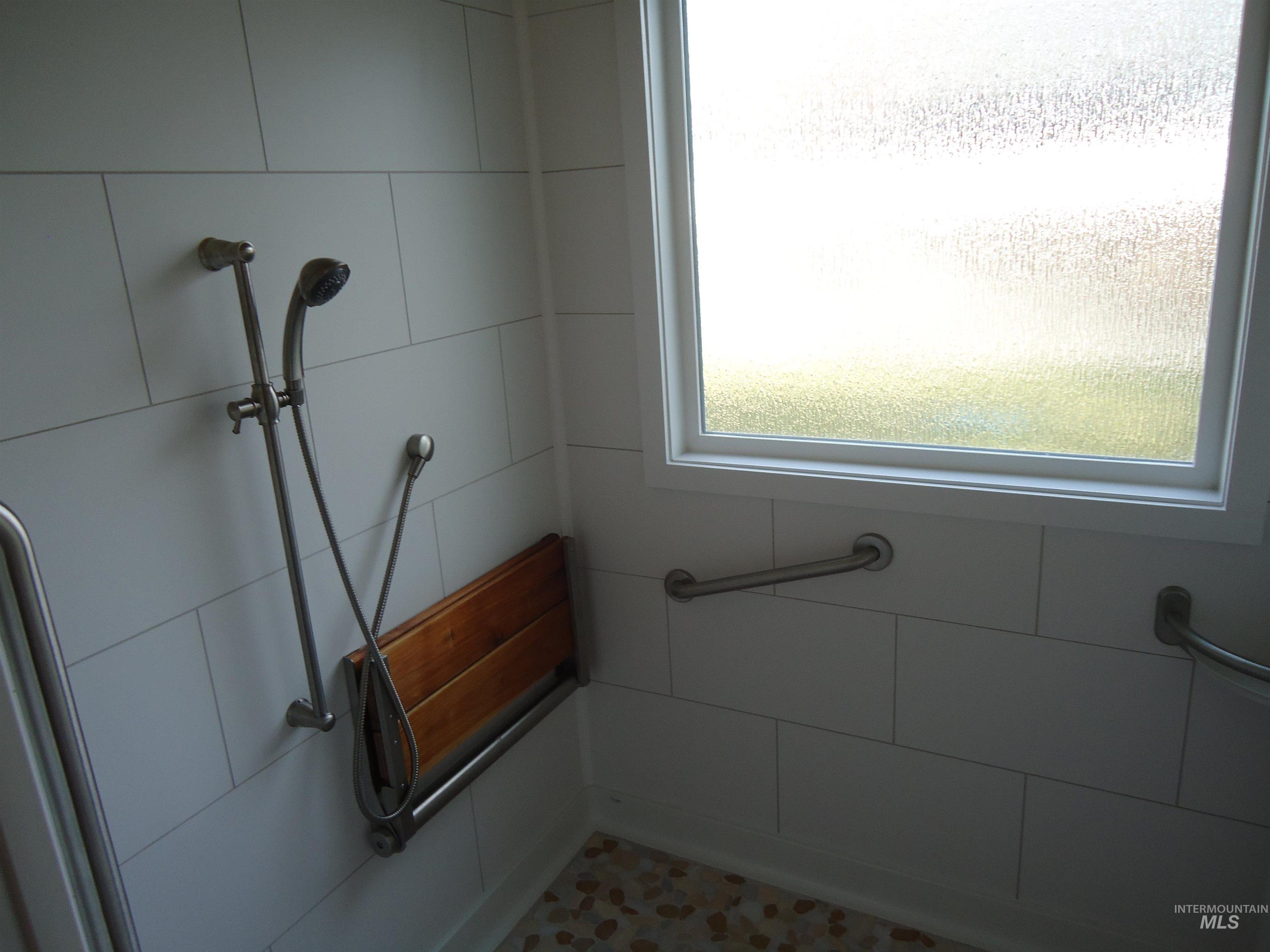 2734 North Turnberry Way Meridian, ID 83646 - Photo 10 of 18 Full bathroom with a shower