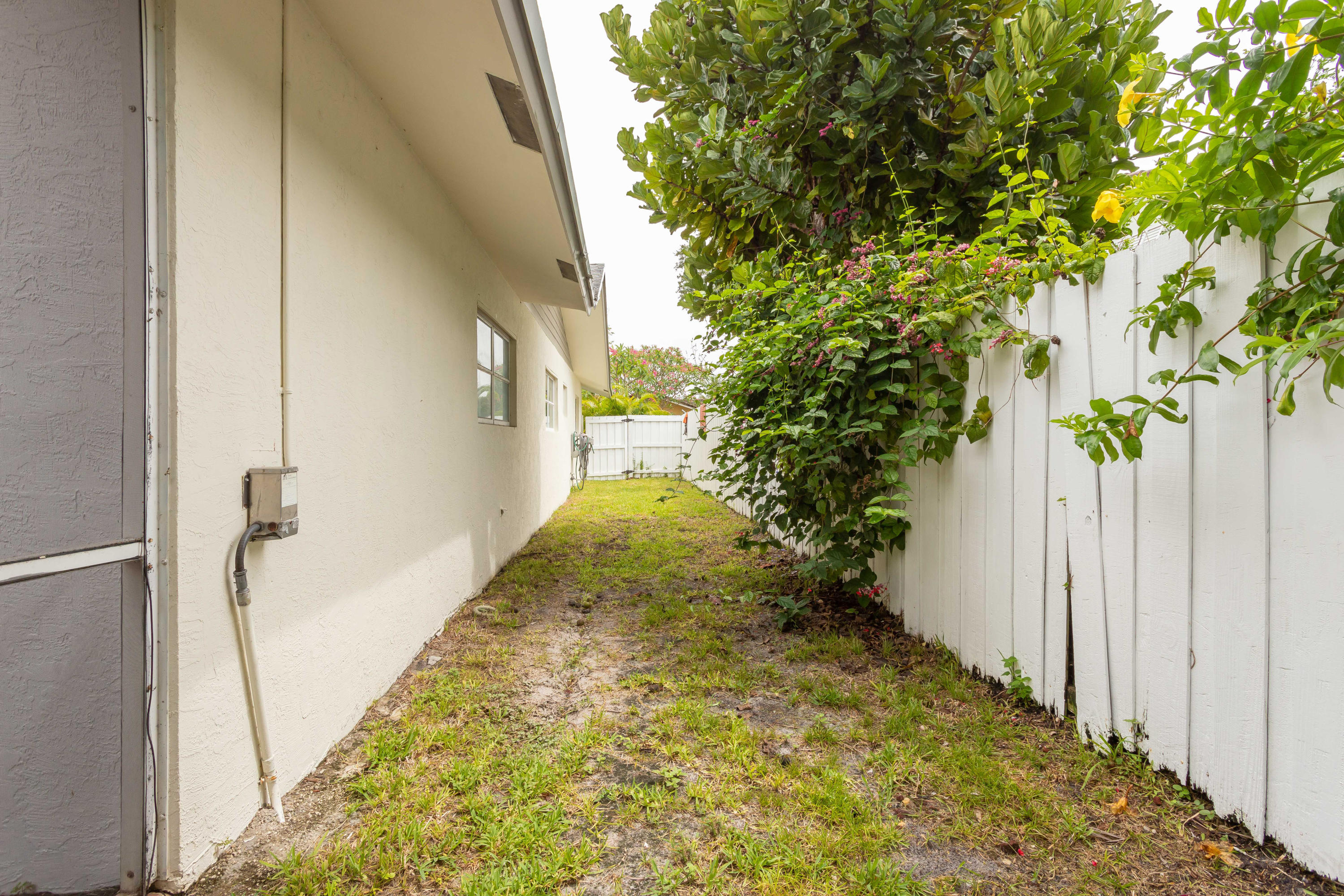 1346 Northwest 4th Street Boca Raton, FL 33486 - Photo 29 of 33 a view of a backyard