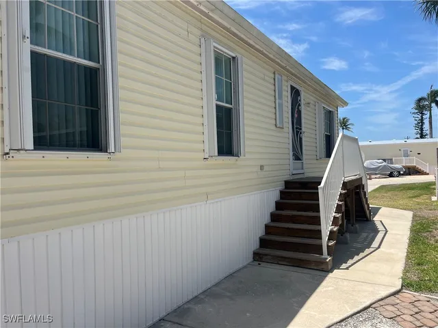 a view of entryway with a front door