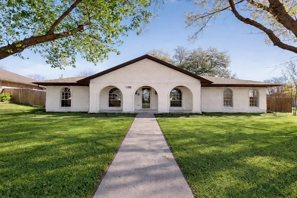 a view of a back yard of the house