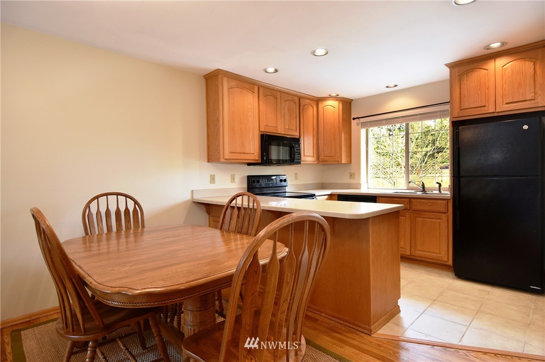 7803 196th Street Southwest, Unit B Edmonds, WA 98026 - Photo 3 of 16 Gallery Image 3