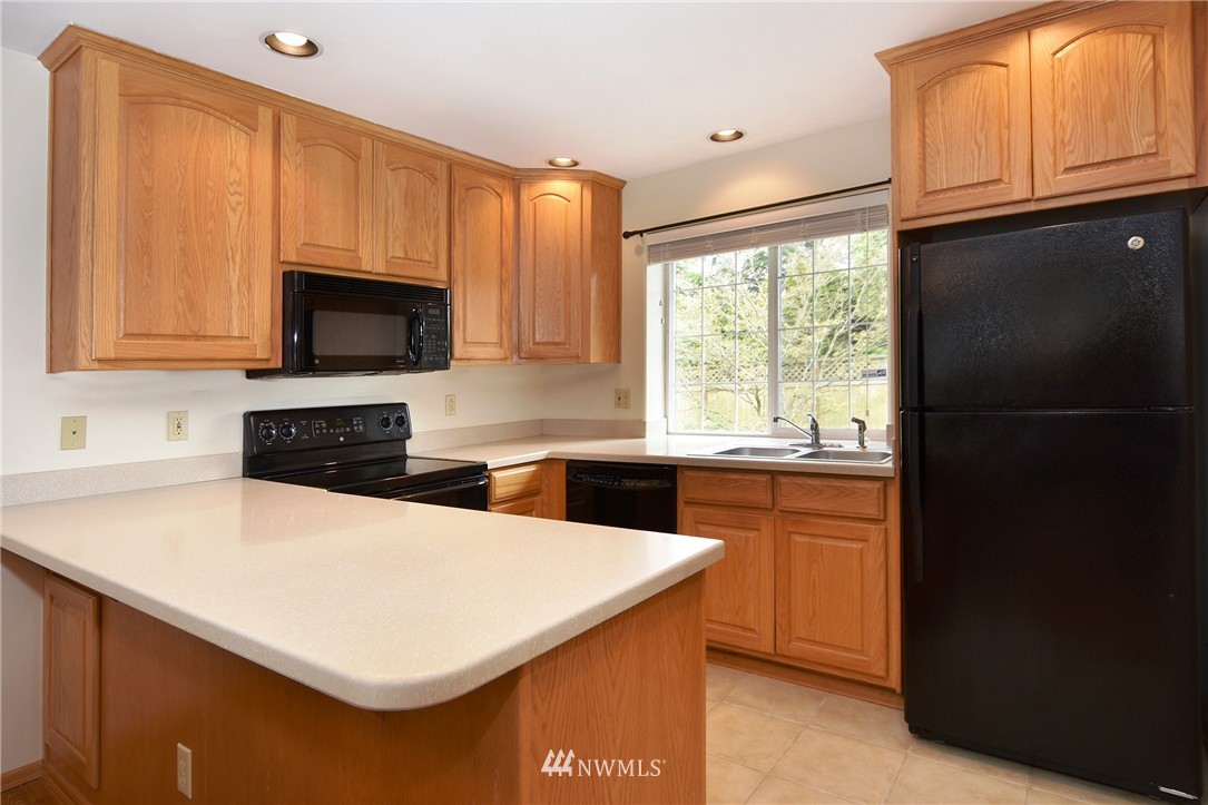 7803 196th Street Southwest, Unit B Edmonds, WA 98026 - Photo 4 of 16 Gallery Image 4