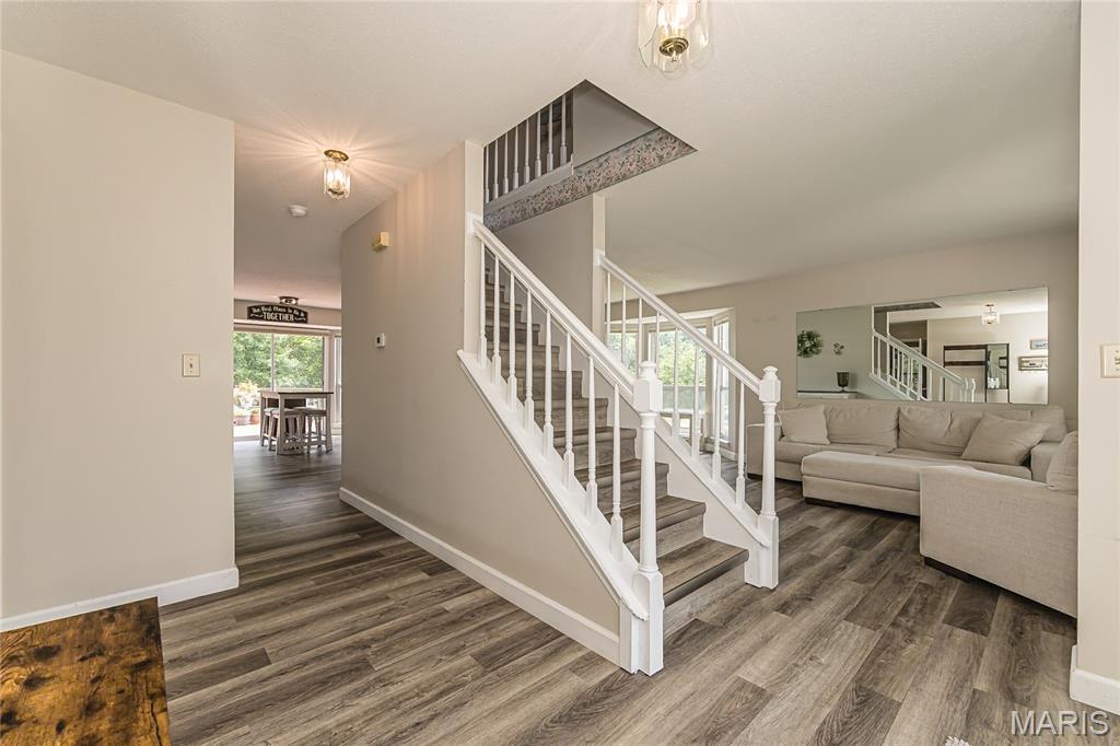 932 Cleta Drive Ballwin, MO 63021 - Photo 4 of 54