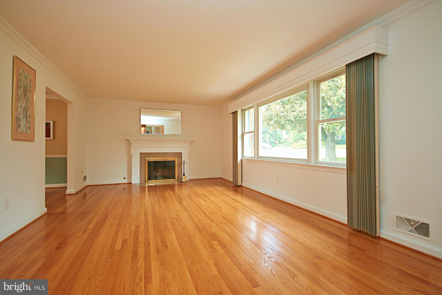 3224 North Glebe Road Arlington, VA 22207 - Photo 4 of 30 Living Room