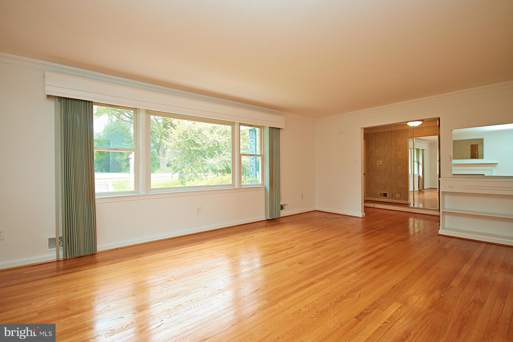 3224 North Glebe Road Arlington, VA 22207 - Photo 6 of 30 Living Room