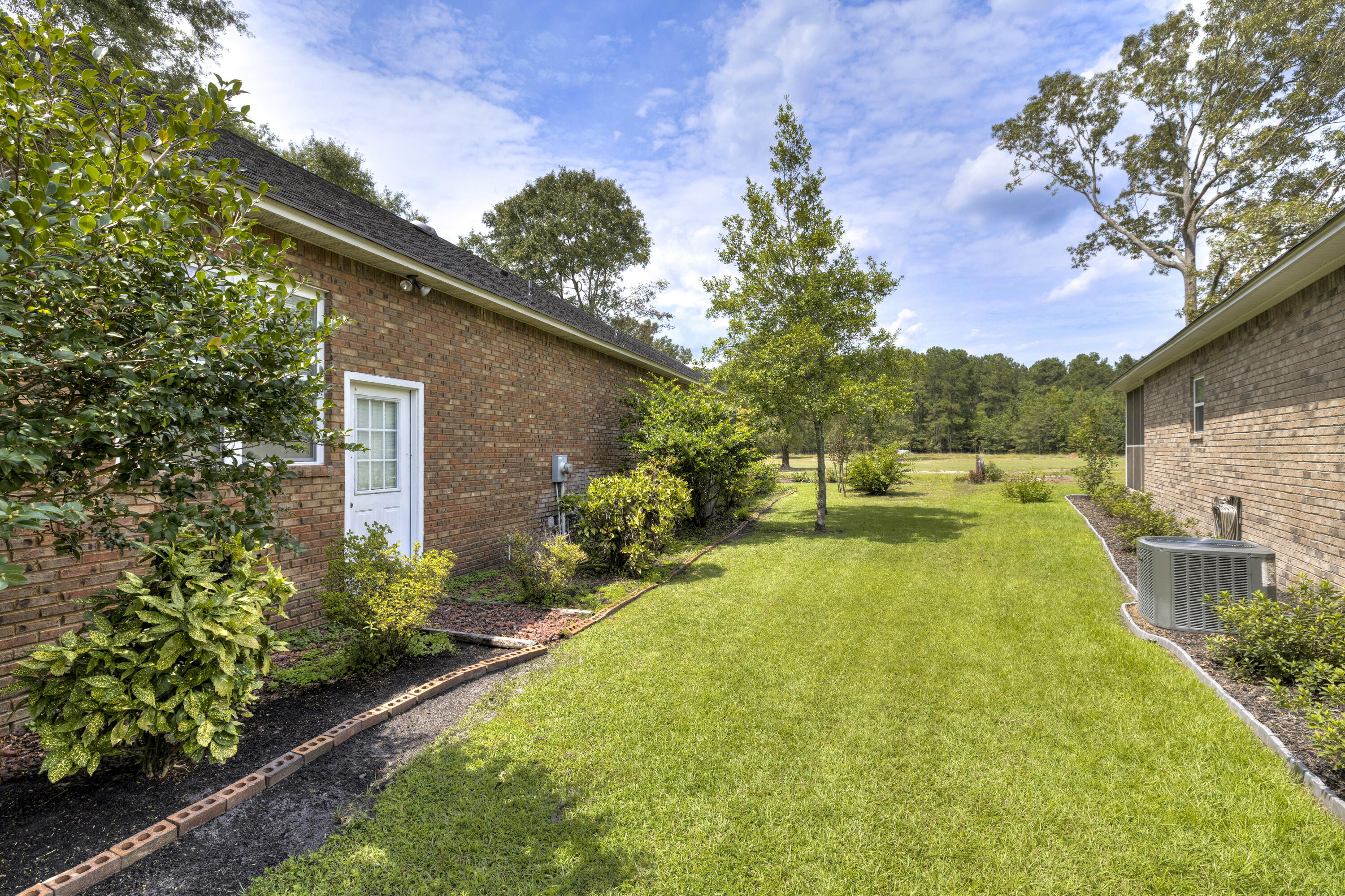 824 Bentwood Circle Manning, SC 29102 - Photo 2 of 55 RIGHT SIDE
