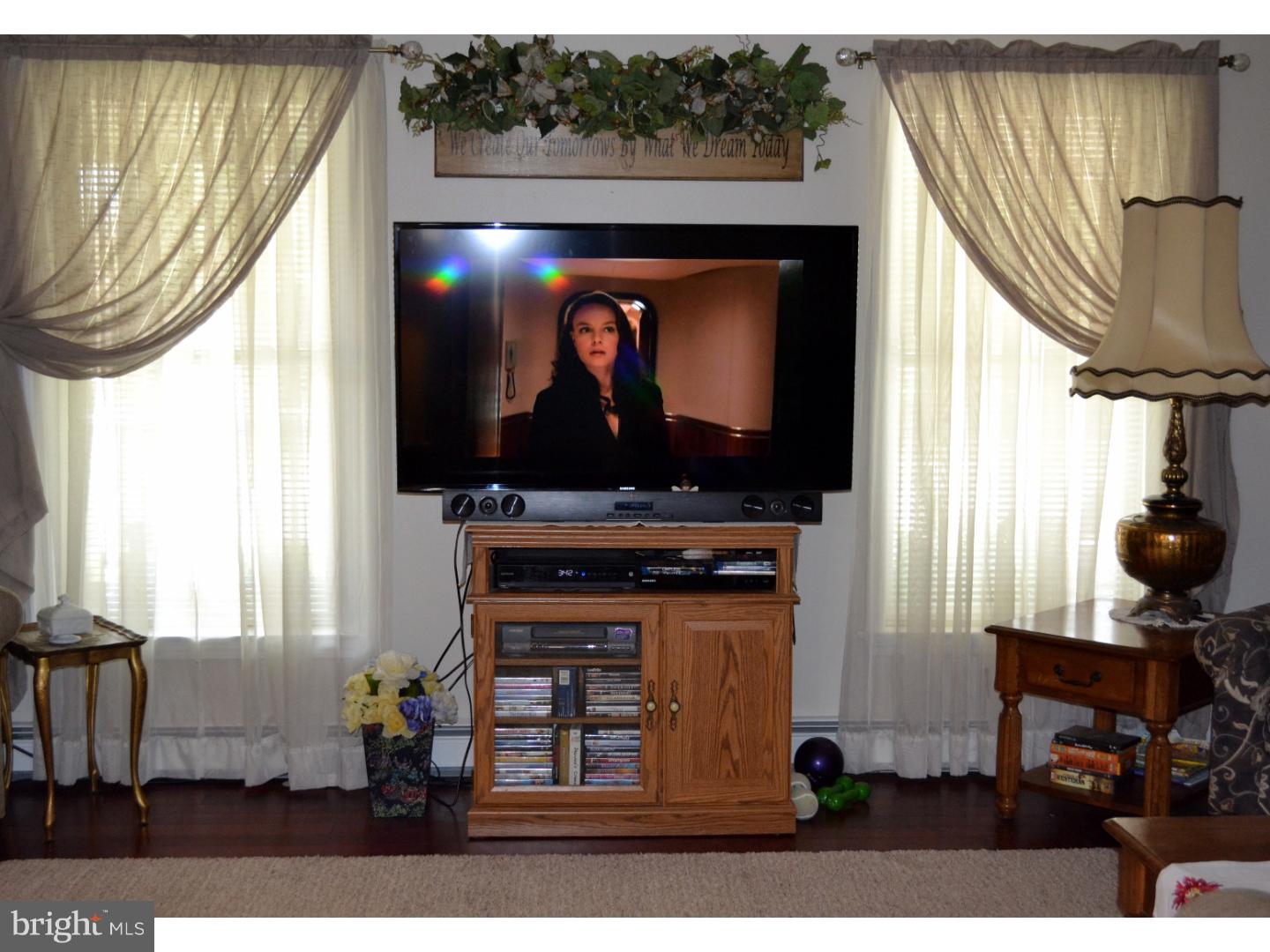 141 Oberlin Road Pennsville, NJ 08070 - Photo 8 of 25 Living Room