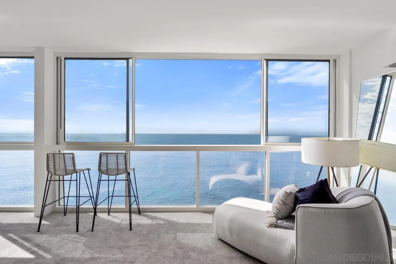 939 Coast Boulevard, Unit 20C La Jolla, CA 92037 - Photo 5 of 25 a living room with furniture